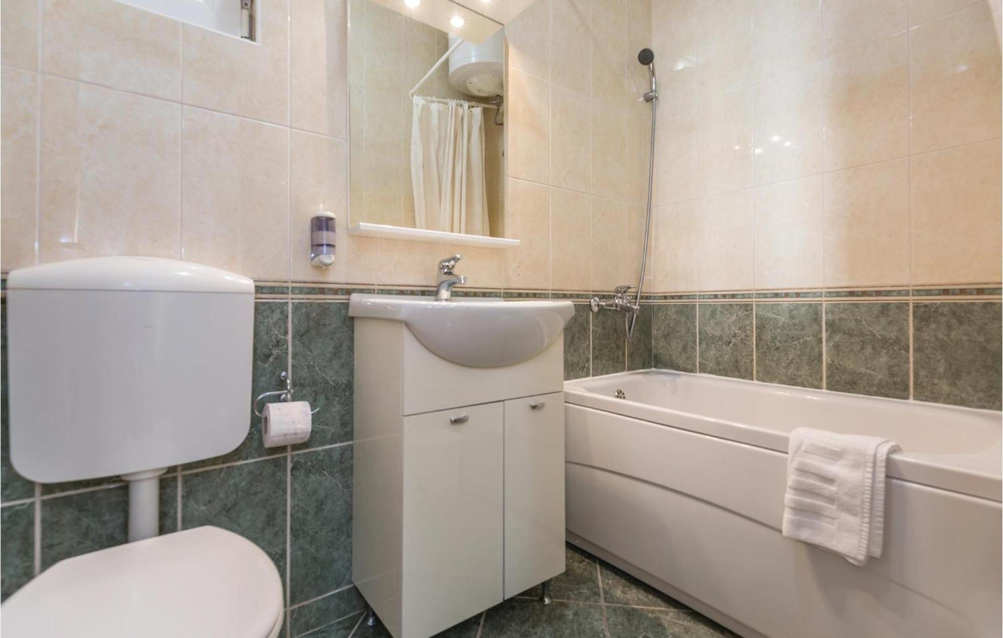 Stunning Apartment In Makarska With Wifi Eksteriør billede